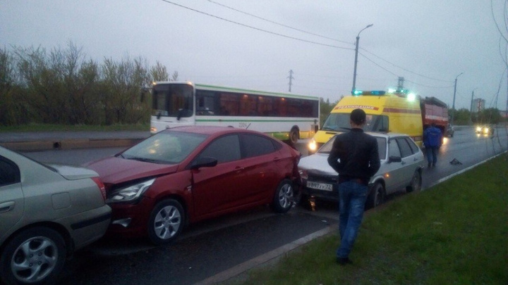 На Алебашевской водитель «Лады» снёс три иномарки: пострадали двое детей и взрослый