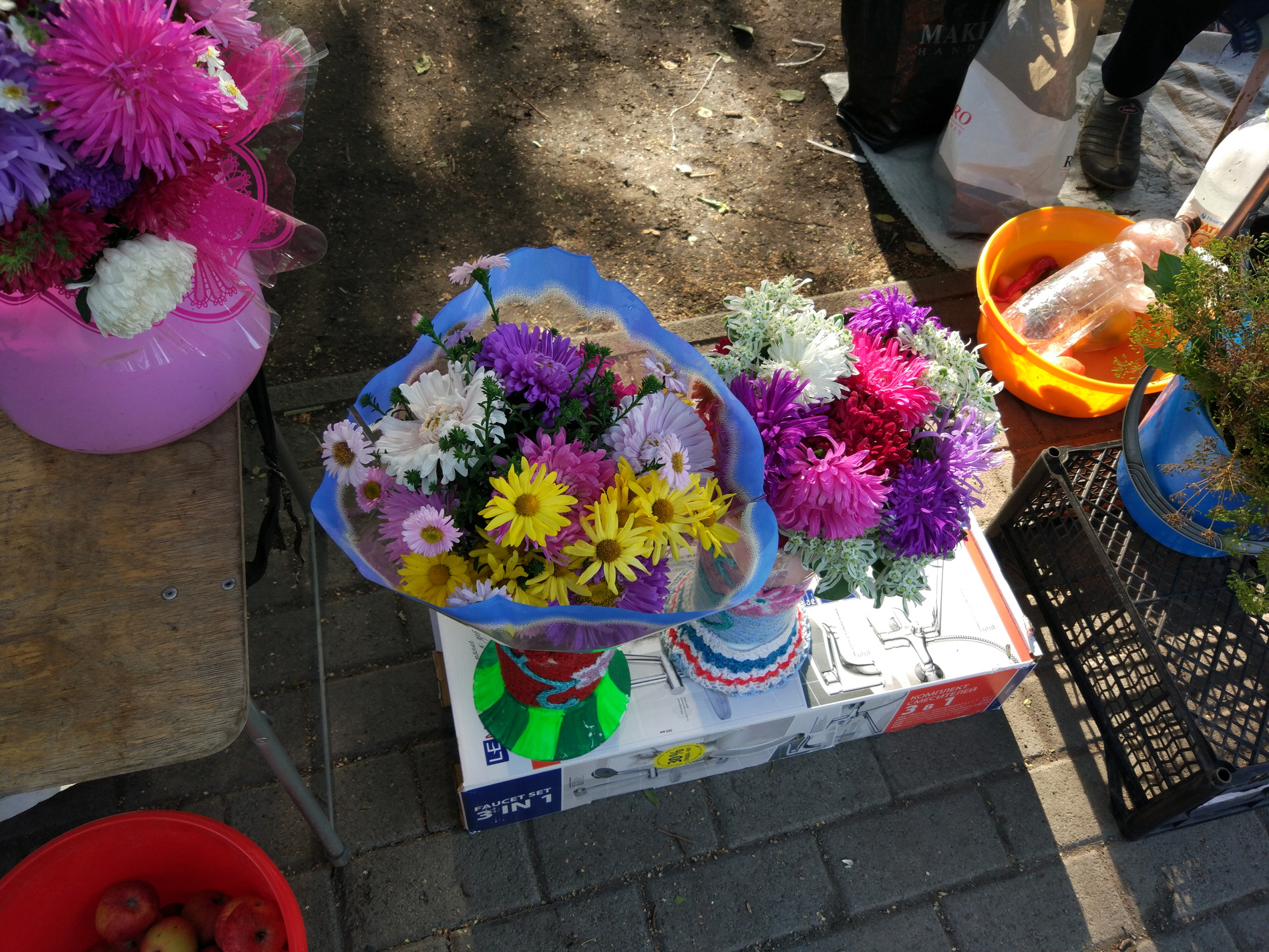 При покупке обещают, что астры будут стоять долго и не осыпятся При покупке обещают, что астры будут стоять долго и не осыпятся