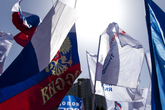 Над центральными улицами Ростова развеваются флаги демонстрантов.