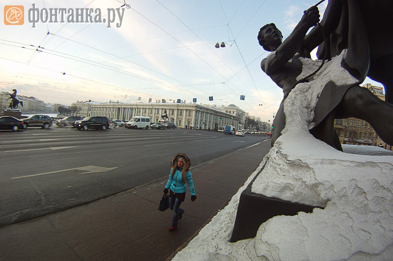 На центральных улицах города снег убран почти везде.