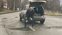 Не дождавшись ремонта, ярославец залатал яму на дороге кирпичами