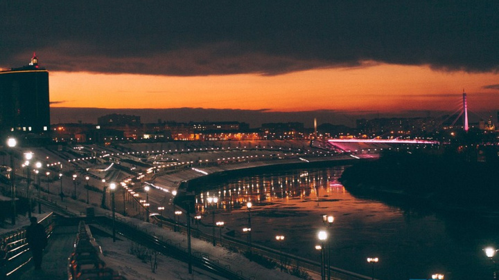 В новогодние праздники на мосту Влюбленных включат праздничную подсветку