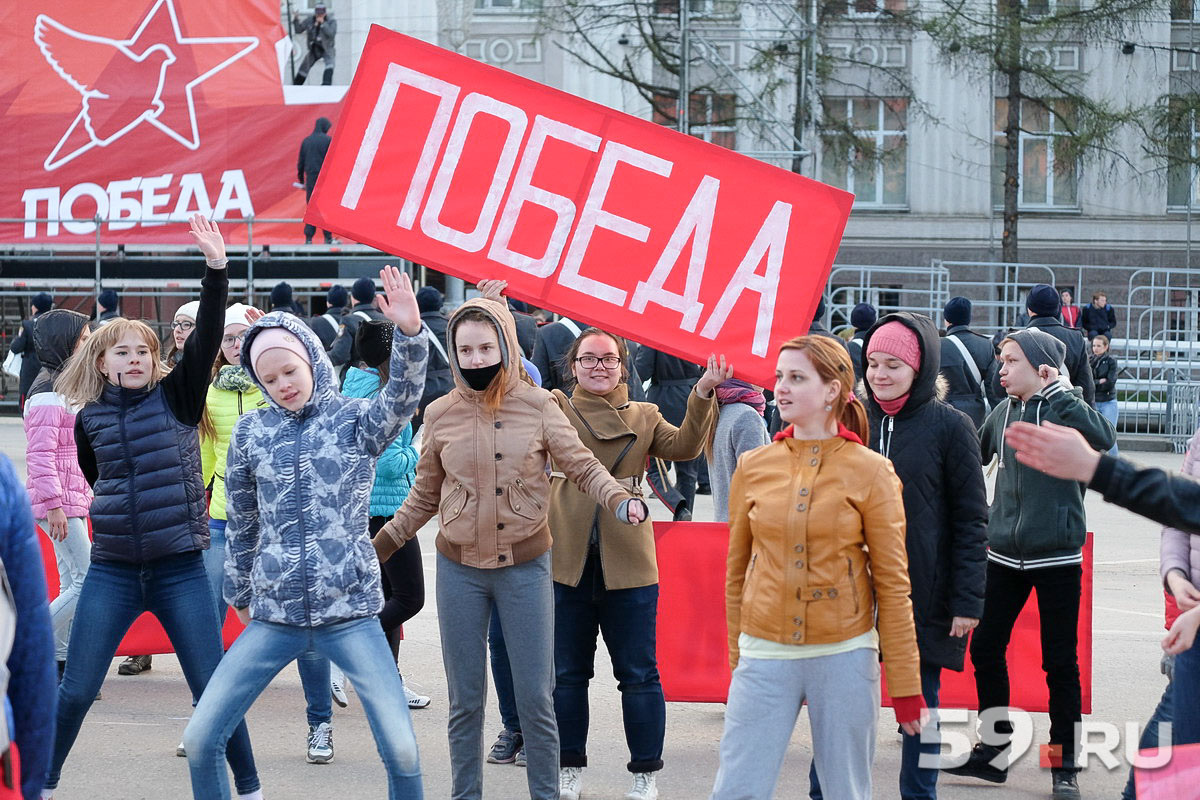 На плечи 300 добровольцев будут возложены разные обязанности: от сопровождения ветеранов до выстраивания живого коридора по маршруту шествия участников акции «Бессмертный полк» На плечи 300 добровольцев будут возложены разные обязанности: от сопровождения ветеранов до выстраивания живого коридора по маршруту шествия участников акции «Бессмертный полк»