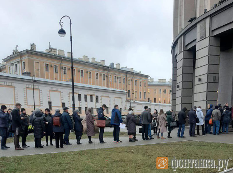 Ас спб. Очередь в суд. Очередь а арбитражный суд. Фонтанка ру СПБ. Очередь в Смольном.