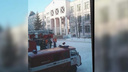 Это не учебная тревога: 226 учащихся челябинской школы эвакуировали из-за пожара