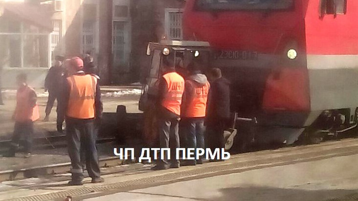 Чистил снег и попал под поезд: в Перми водителя трактора госпитализировали после ДТП на вокзале