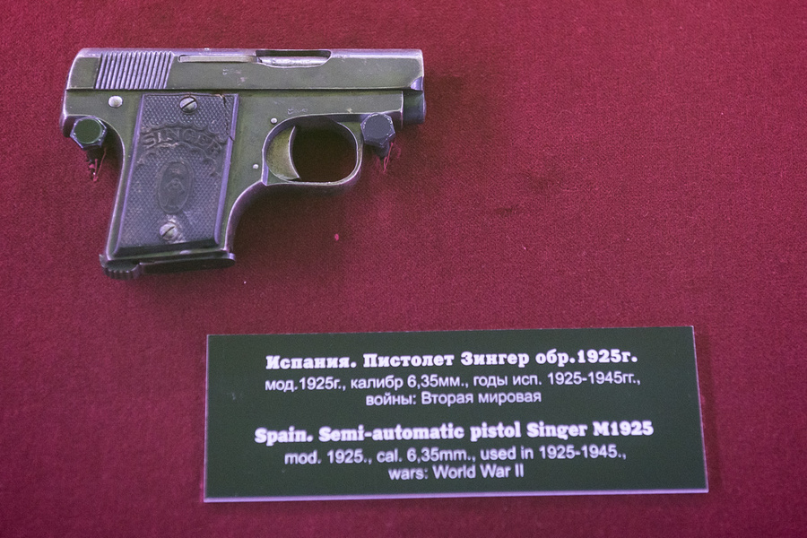 Вместо швейных машинок в определённый период «Зингер» выпускала даже пистолеты.