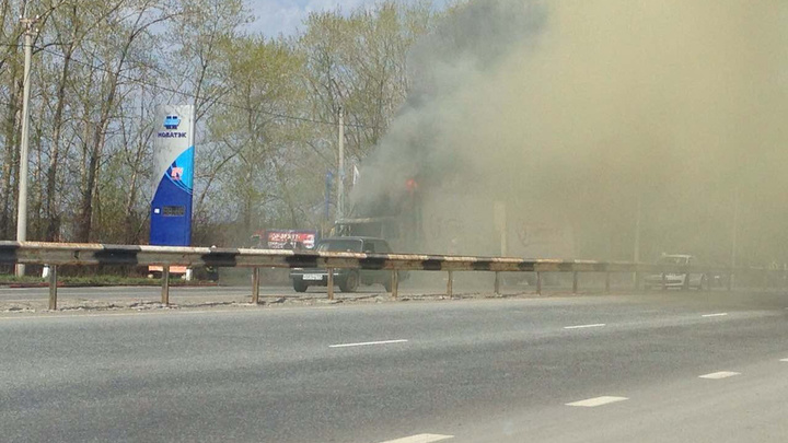 «Аж стёкла затряслись»: возле заправки на выезде из Челябинска взорвалась фура
