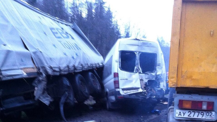 На трассе в Челябинской области автобус столкнулся с четырьмя грузовиками