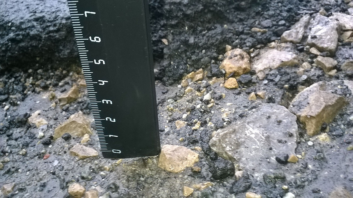 Размер ям во дворе внушительный - более семи сантиметров глубиной