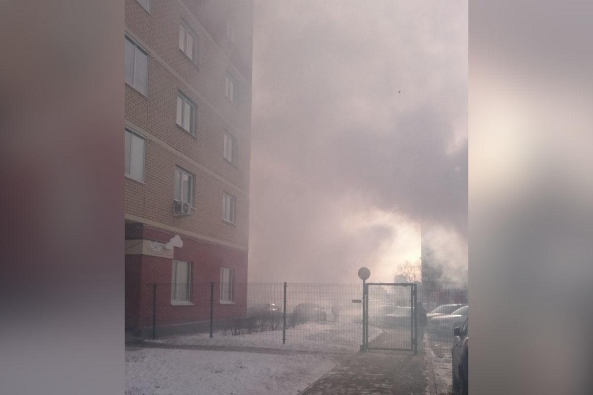 Соседние дома утонули в дыме из-за пожара на балконе 17-этажки