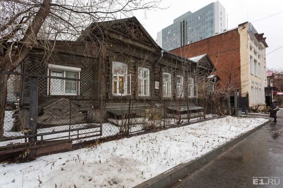 Сейчас в этом доме с каменным цокольным этажом находится центр по профилактике ВИЧ-инфекций (мы же вам говорили, что медучреждения здесь на каждом шагу).
Сейчас в этом доме с каменным цокольным этажом находится центр по профилактике ВИЧ-инфекций (мы же вам говорили, что медучреждения здесь на каждом шагу).