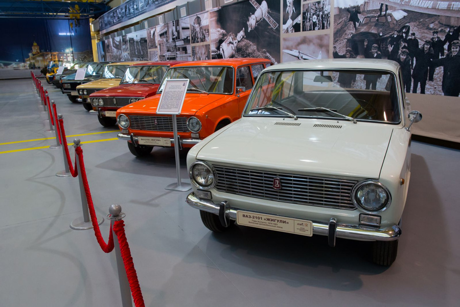 Эта "копейка" 1970 года выпуска. Она была выпущена в декабре, а первые пять машин были сделаны в апреле того же года к дню рождения Ленина, а в августе стартовало серийное производство.
