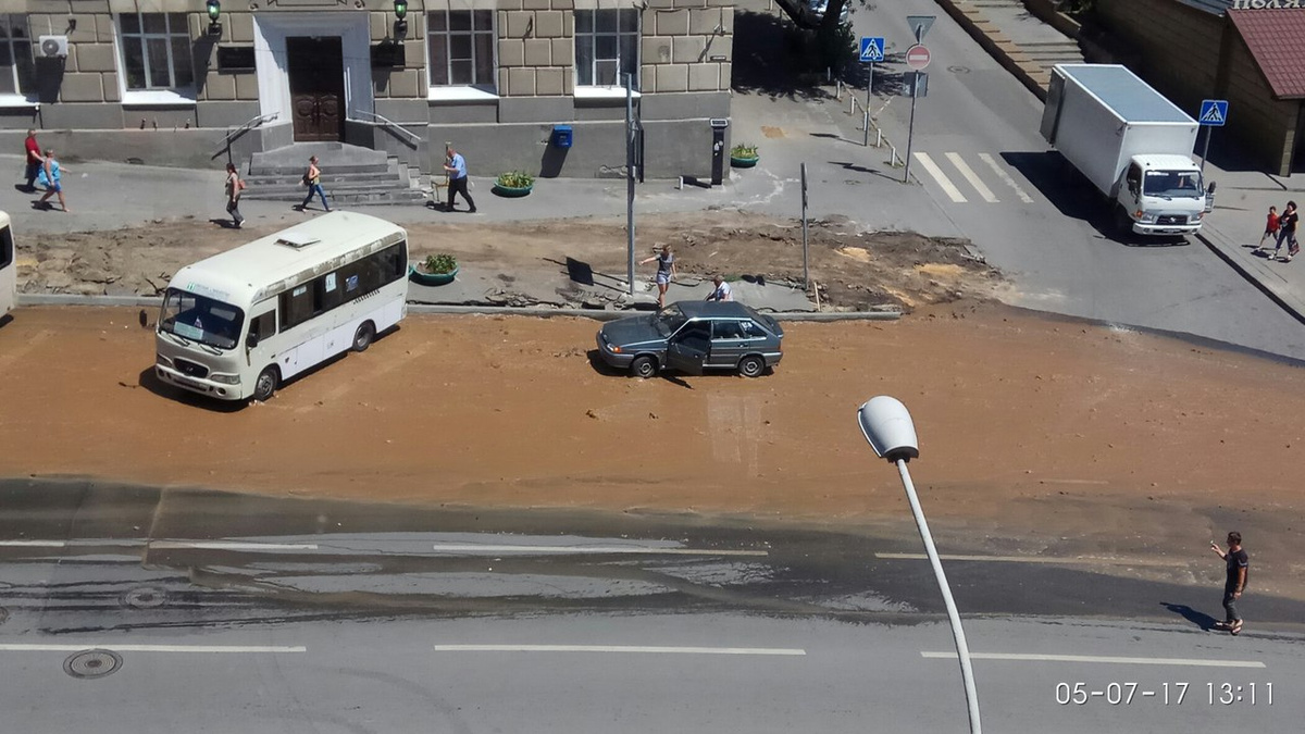 Потоки грязной воды залили Буденновский проспект