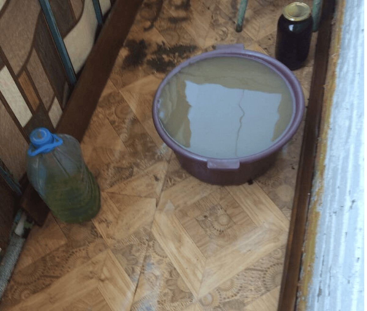 На балконе набралось более одного таза воды На балконе набралось более одного таза воды