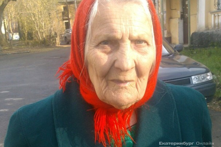 Бабушка с красным флагом жива. Жива ли бабушка. Екатеринбург бабушка. Бабушка с ленточкой в волосах. Потерянные бабушки.