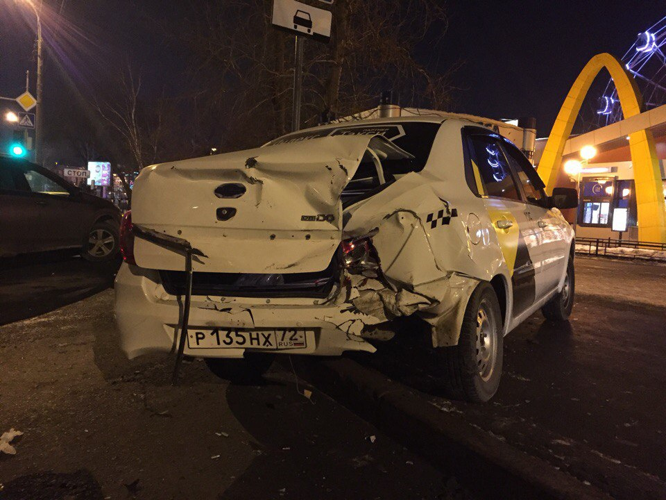 Больше всего в аварии пострадали машины таксистов