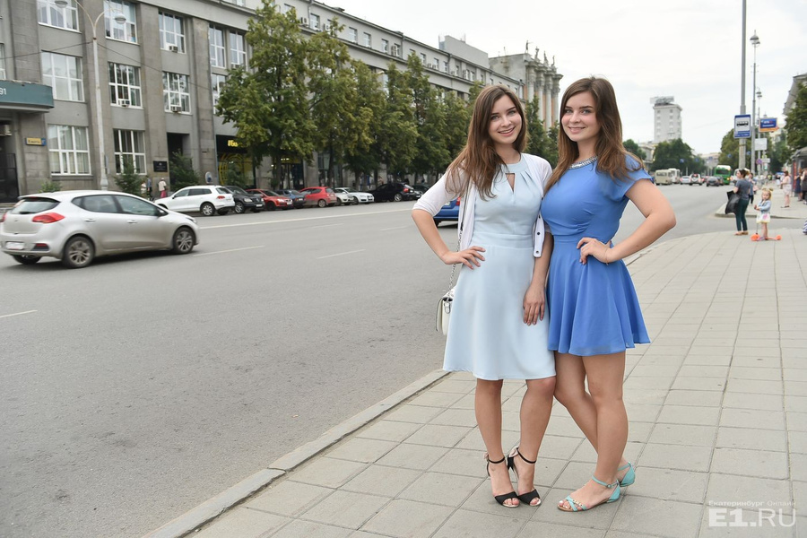 Очаровательных близняшек Евгению и Полину не встретить в одном баре, им нравятся разные заведения.