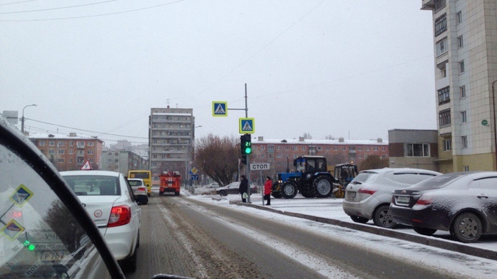Снегопад спровоцировал в Тюмени многокилометровые пробки: на уборку улиц выехали 694 единицы спецтехники