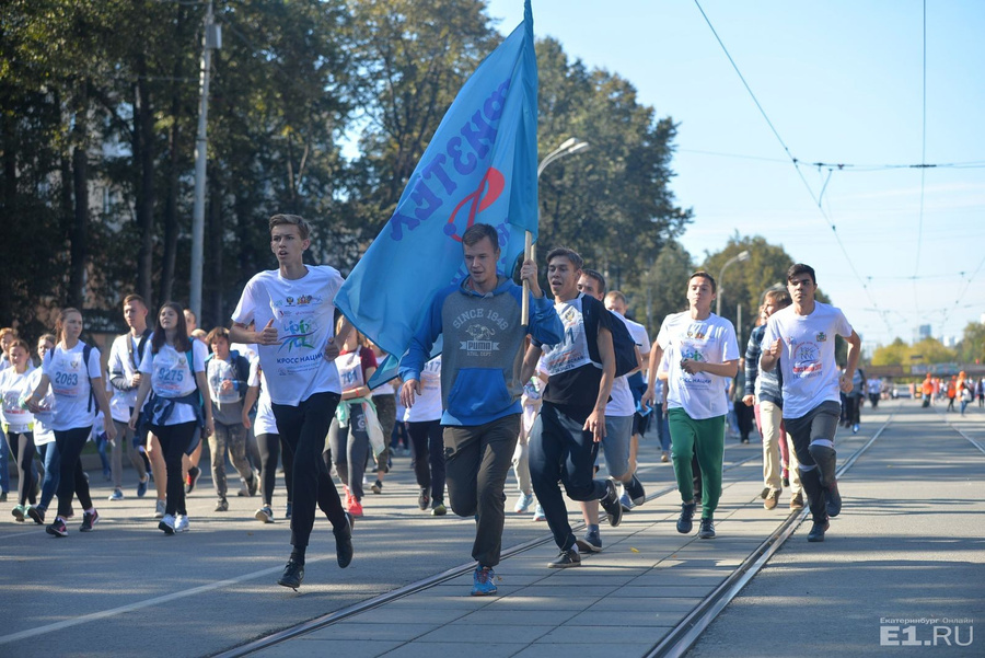 Студенты пришли на митинг с флагами.
Студенты пришли на митинг с флагами.
