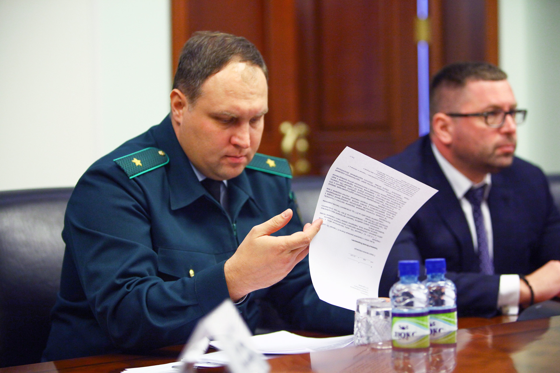 На встрече с документами общественников также ознакомился руководитель регионального управления Росприроднадзора Виталий Курятников