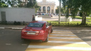 Водитель бросил красный Jaguar прямо на зебре у Ярославля-Главного