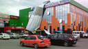 «Одежда полетела на пол»: ветер сорвал крышу с торгового центра в Челябинской области