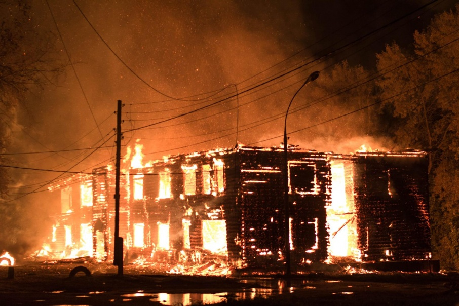 На Красном перевале аналогичная ситуация: расселённые дома горят один за другим