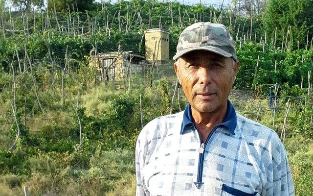 Николай Петрович Лукьянов, "виноградных дел мастер", у себя на винограднике