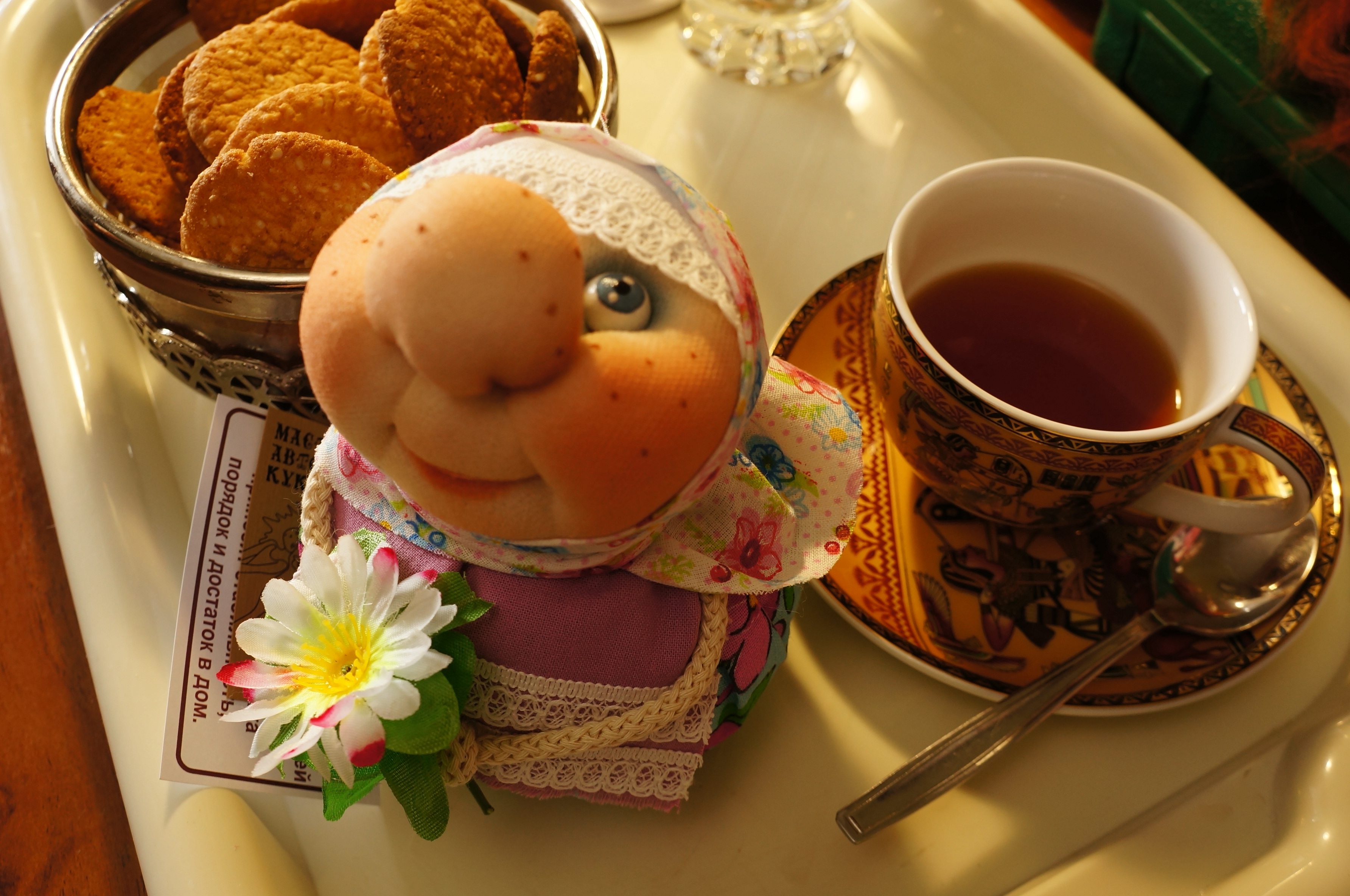 А такая миниатюрная куколка составит вам компанию за чаепитием