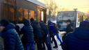 В Ярославле пассажиры вытолкали застрявший у остановки автобус