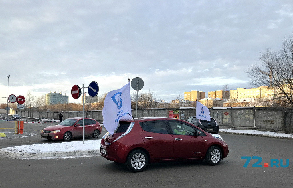 Сегодня гонки никто устраивать не стал: электромобилеводы просто прокатились вокруг «Гудвина» с флагами — в честь открытия заправки