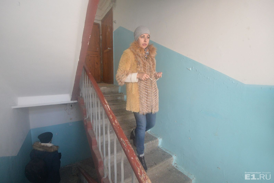 Для начала мы побывали в подъезде, где ещё остались жители.
