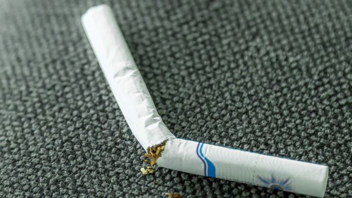 Минздрав поддержал запрет на курение у подъездов жилых домов