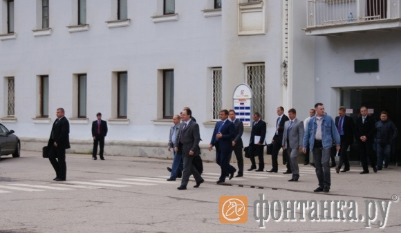 Выход Путина из здания заводоуправления "БазэлЦемент - Пикалево"