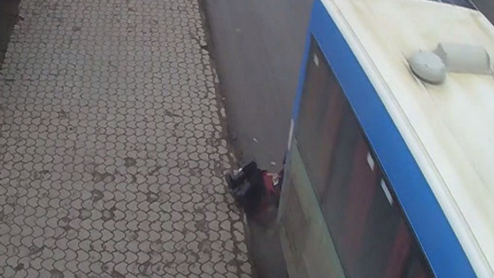 Момент наезда автобуса на пенсионерку в Перми попал на камеру видеонаблюдения