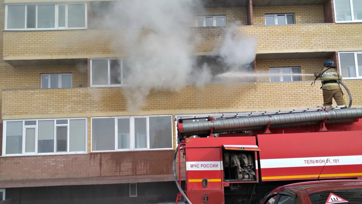 В Тарманах из многоэтажки, где загорелся балкон, эвакуировали 26 человек