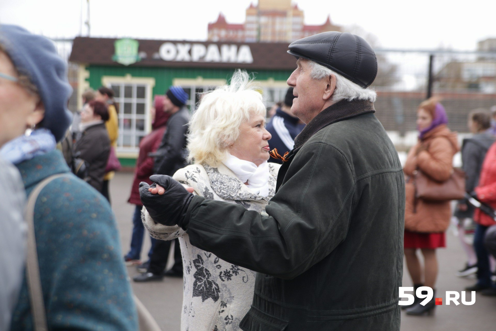 Некоторые под дождем даже решили станцевать Некоторые под дождем даже решили станцевать