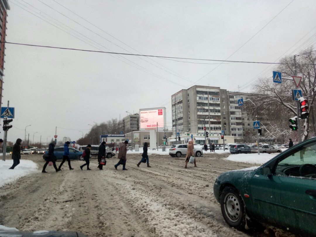 К слову, многие автомобилисты, в том числе и водители такси, решили отказаться от поездок на личном и рабочем автомобилях