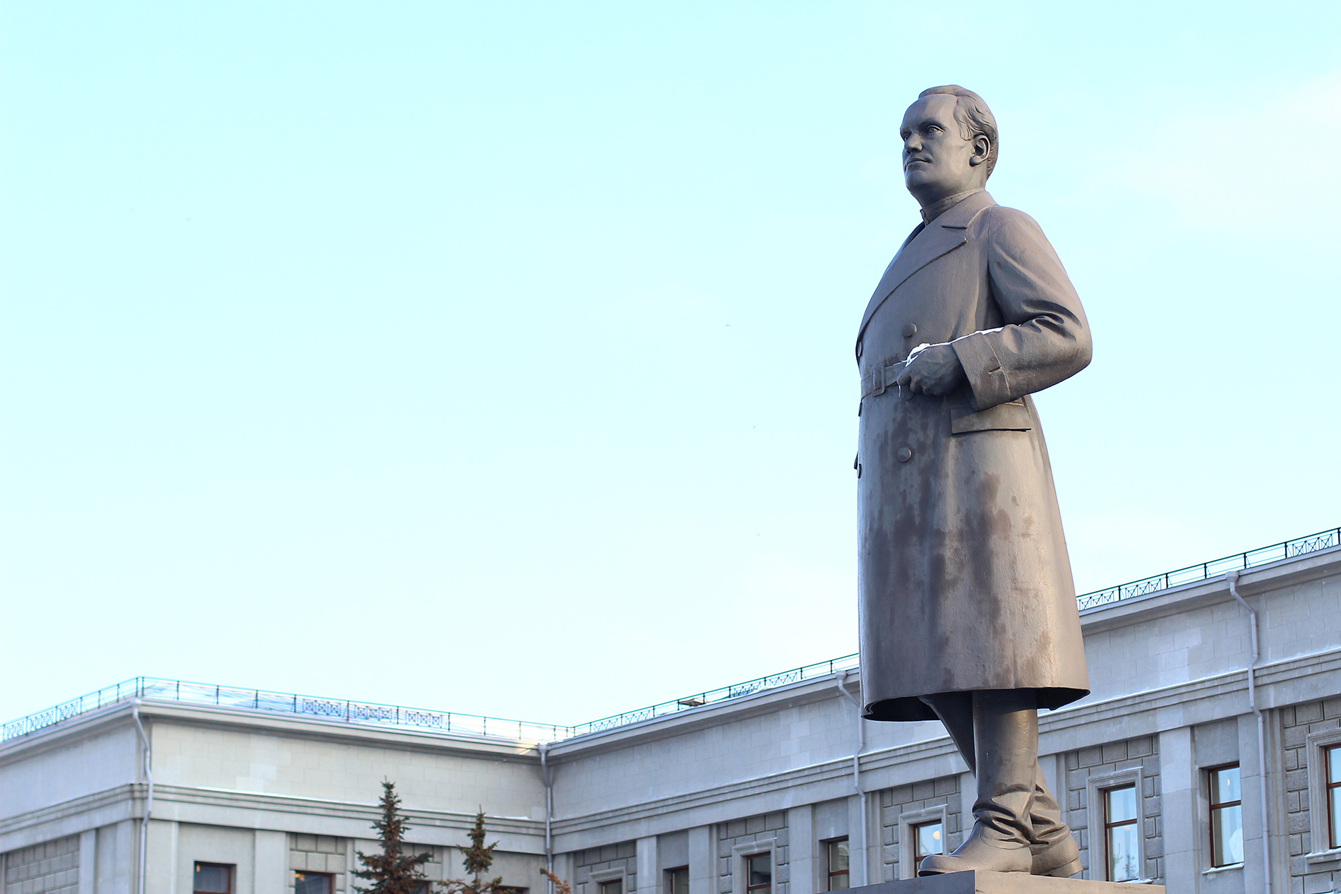 Сейчас памятник Куйбышеву украшает главную площадь Самары