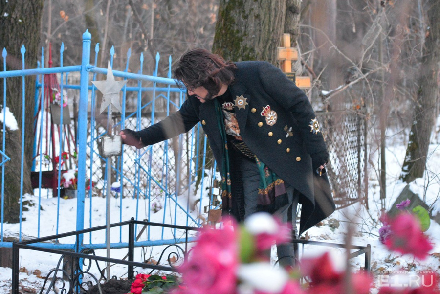 Филипп Киркоров постоял у могилки в одиночестве буквально минуту.