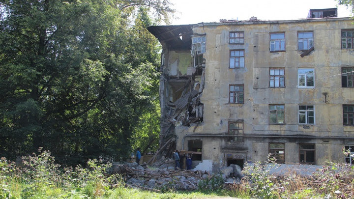Один из самых больших: в Перми начали сносить аварийный дом на Лебедева