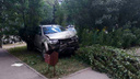 На Ставропольской водитель Mitsubishi врезался в столб, «собрал» три авто и сбил дерево