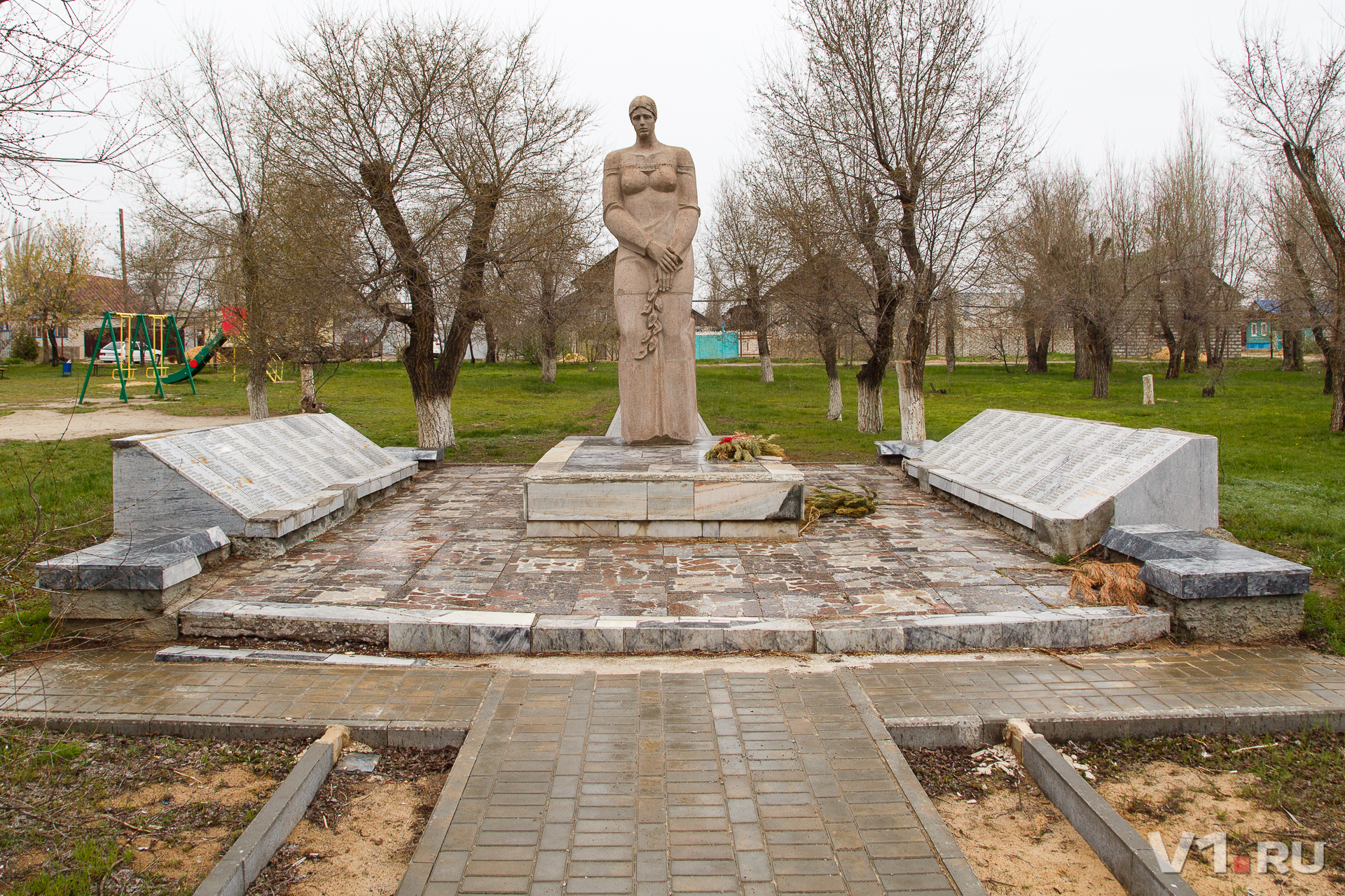 Война не обошла стороной Дубовку: памятник погибшим от ран в местных госпиталях