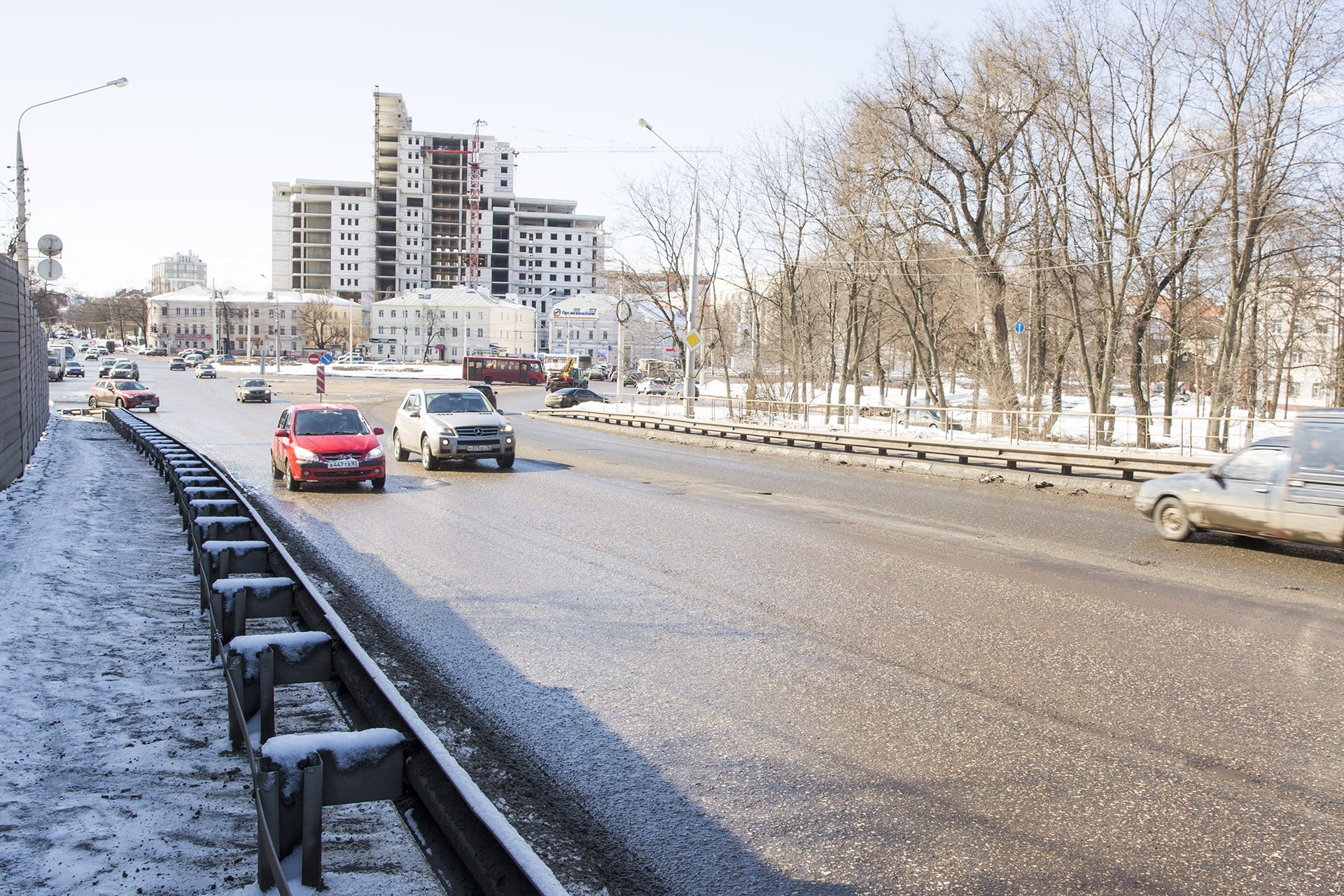 В целом состояние дороги моста — неплохое. Но ямы на съездах уже неприятные В целом состояние дороги моста — неплохое. Но ямы на съездах уже неприятные