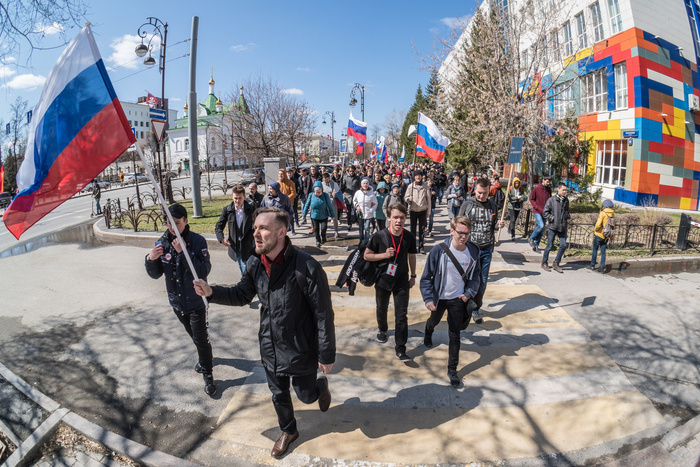 Участники митинга прошли шествием с Центральной площади до площади 400-летия Тюмени Участники митинга прошли шествием с Центральной площади до площади 400-летия Тюмени