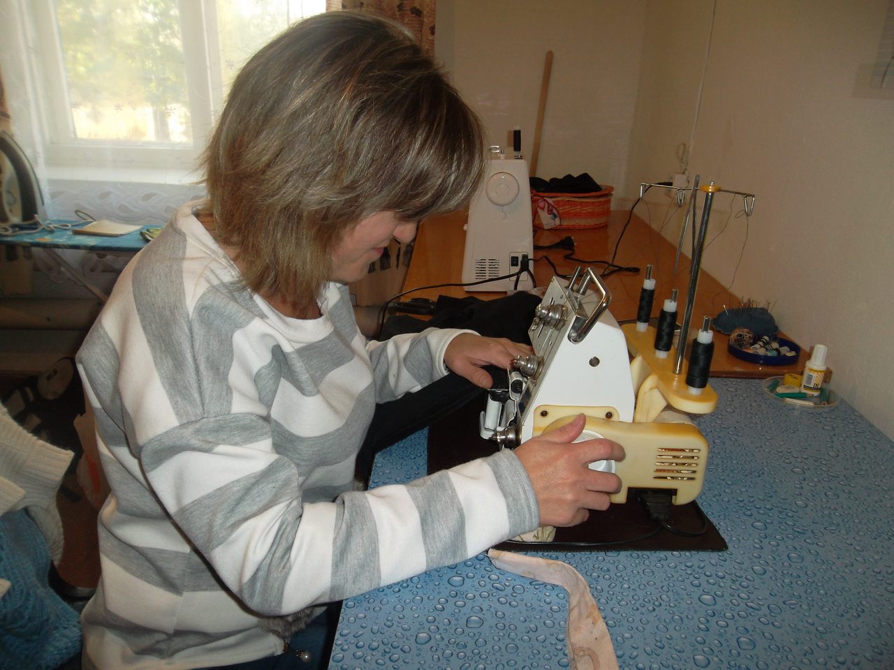 Жительница Агаповского района Анна Головачева воспользовалась бесплатной помощью от государства на регистрацию ИП и открыла ателье по пошиву и ремонту одежды.