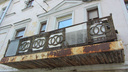 Дешевая стилизация вместо ампира: в Ярославле на балконе заменили чугунную решетку на сталь