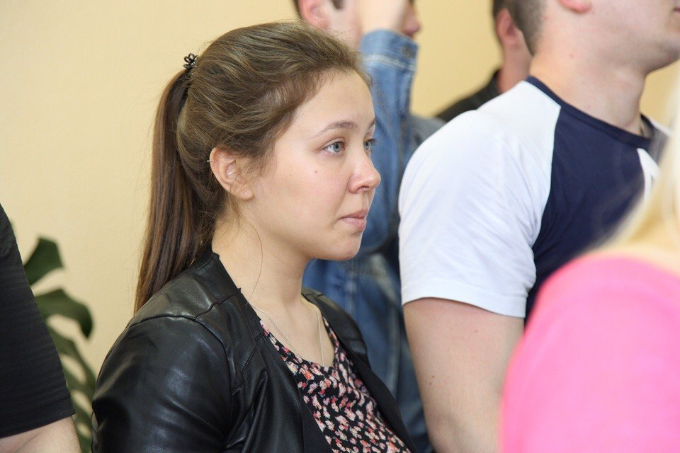 Беременная супруга обвиняемого не смогла сдержать слёз Беременная супруга обвиняемого не смогла сдержать слёз