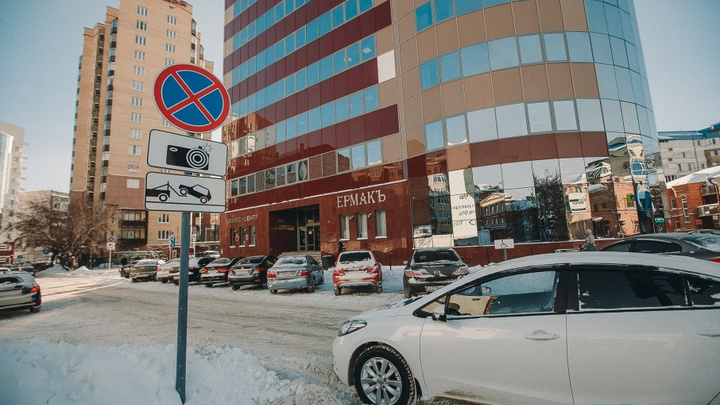 «Установили 15 знаков»: на 150-метровой тюменской улице запретили парковку машин
